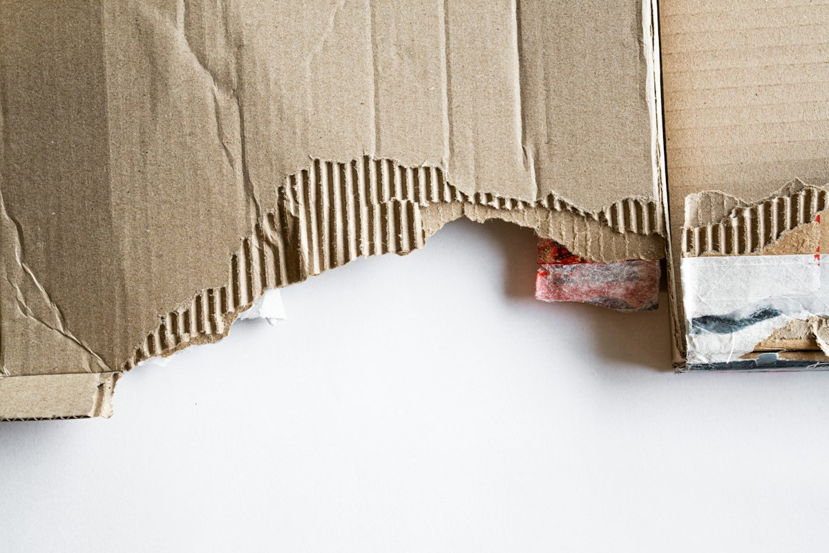 Cajas de cartón dañadas durante el transporte