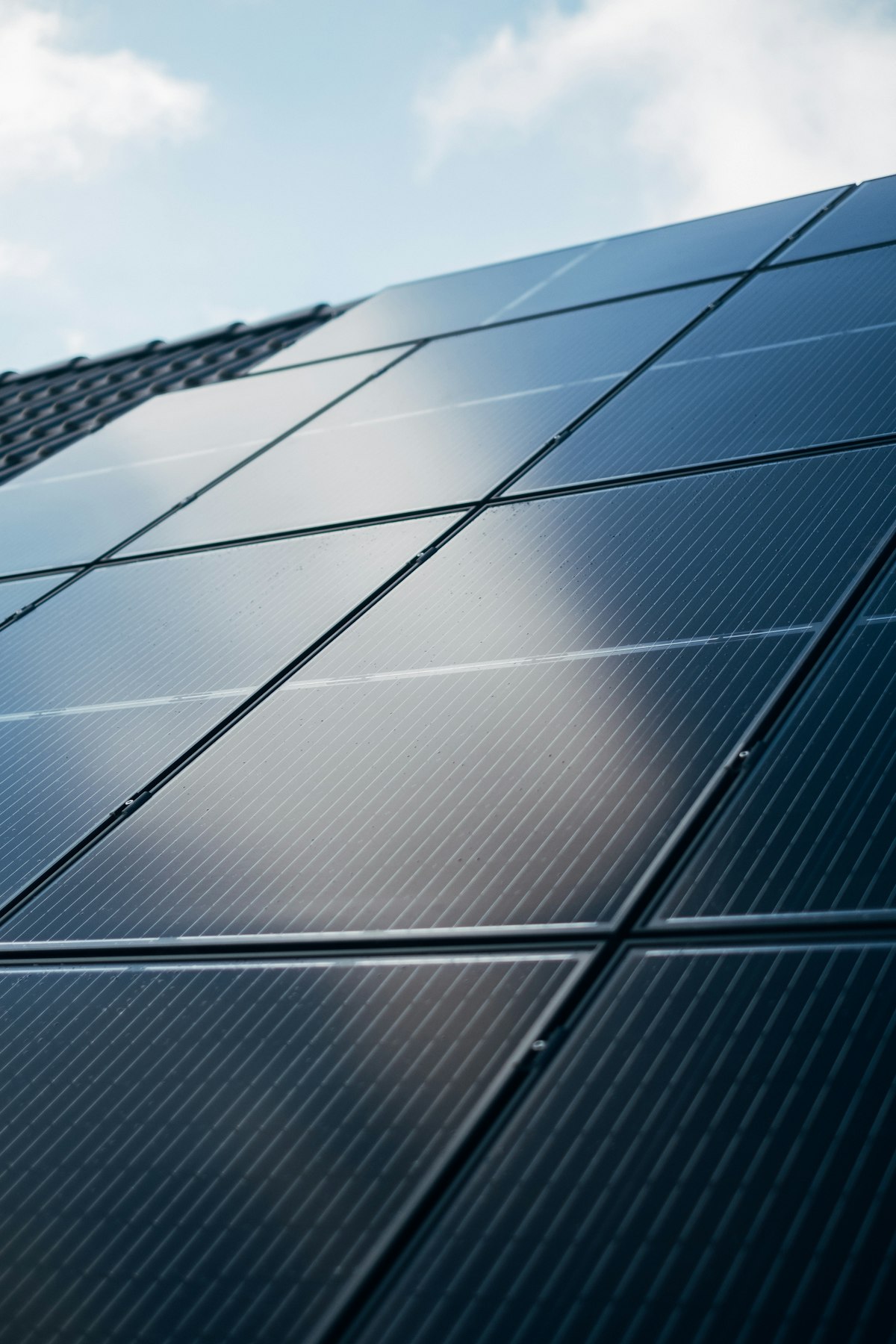 Placas solares en la cubierta de una vivienda