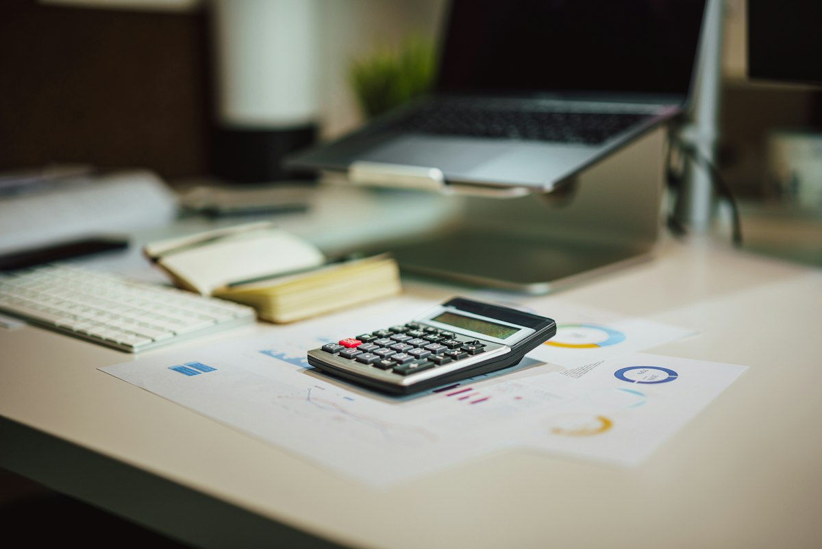 Impresos de impuestos y calculadora para revisar una liquidación