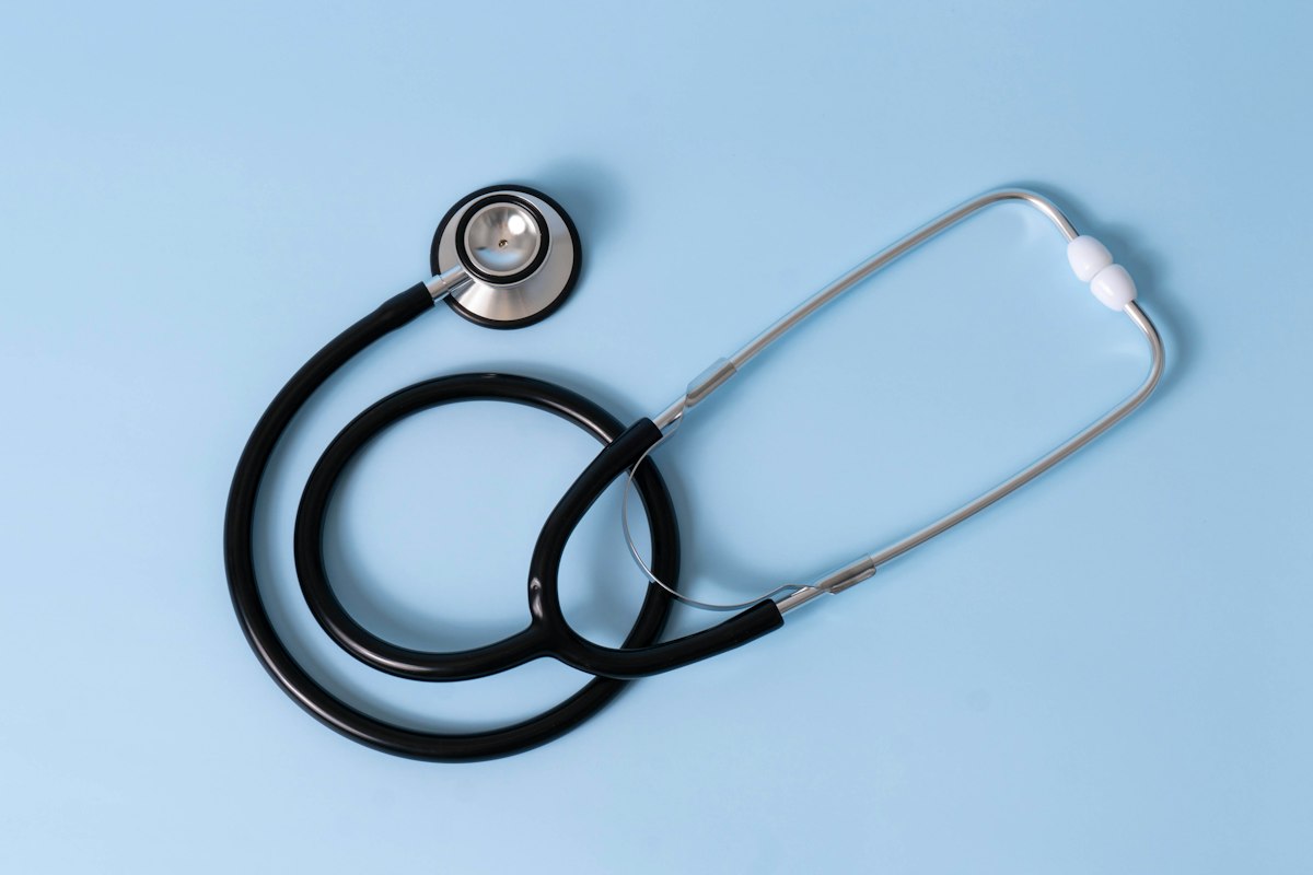 Fonendoscopio sobre informes médicos