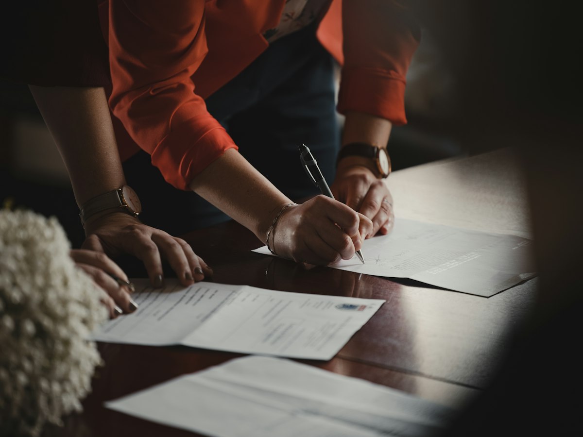 Contrato mercantil y bolígrafo sobre la mesa